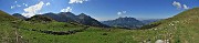 18 Vista panoramica sui pascoli di Baita Zuccone e verso Cime Foppazzi, Grem e Alben